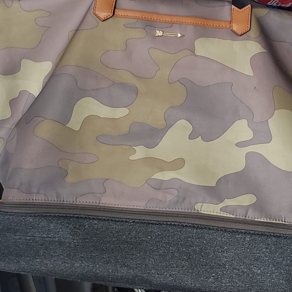 Stella &Dot Crush it bag in camo